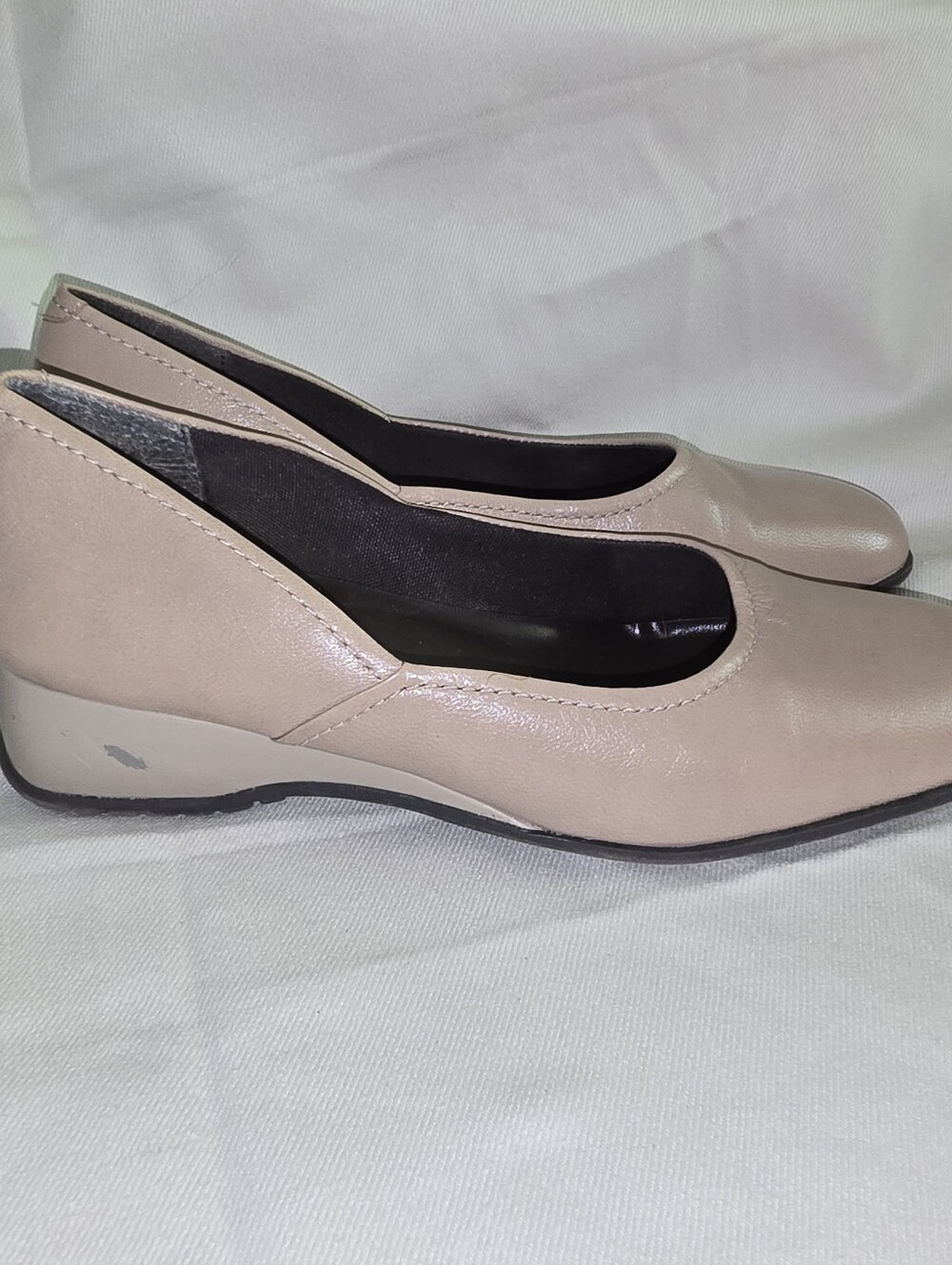 Andrew Geller Style Global Beige Cream 9M Leather Upper Wedge Heels, Flaws